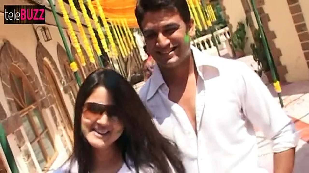 HOT Television Couples CAUGHT Kissing in Public –  Exclusive Video