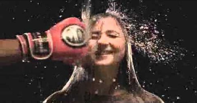 Bir yumruk neler yapar. Ağır çekim....