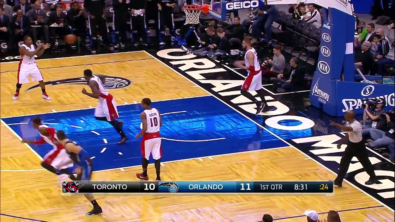 Vucevic dunke face au defenseur