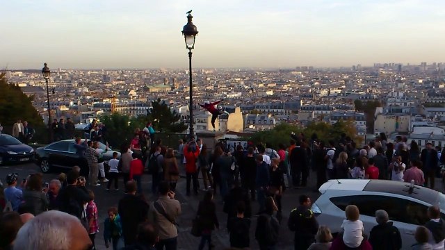 Acrobate/jongleur de Montmartre