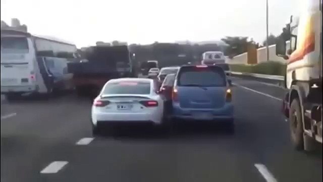 Un conducteur d'Audi RS5 pète un plomb sur l'autoroute