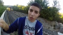 Régis s'allonge sur les rails et passe sous un train