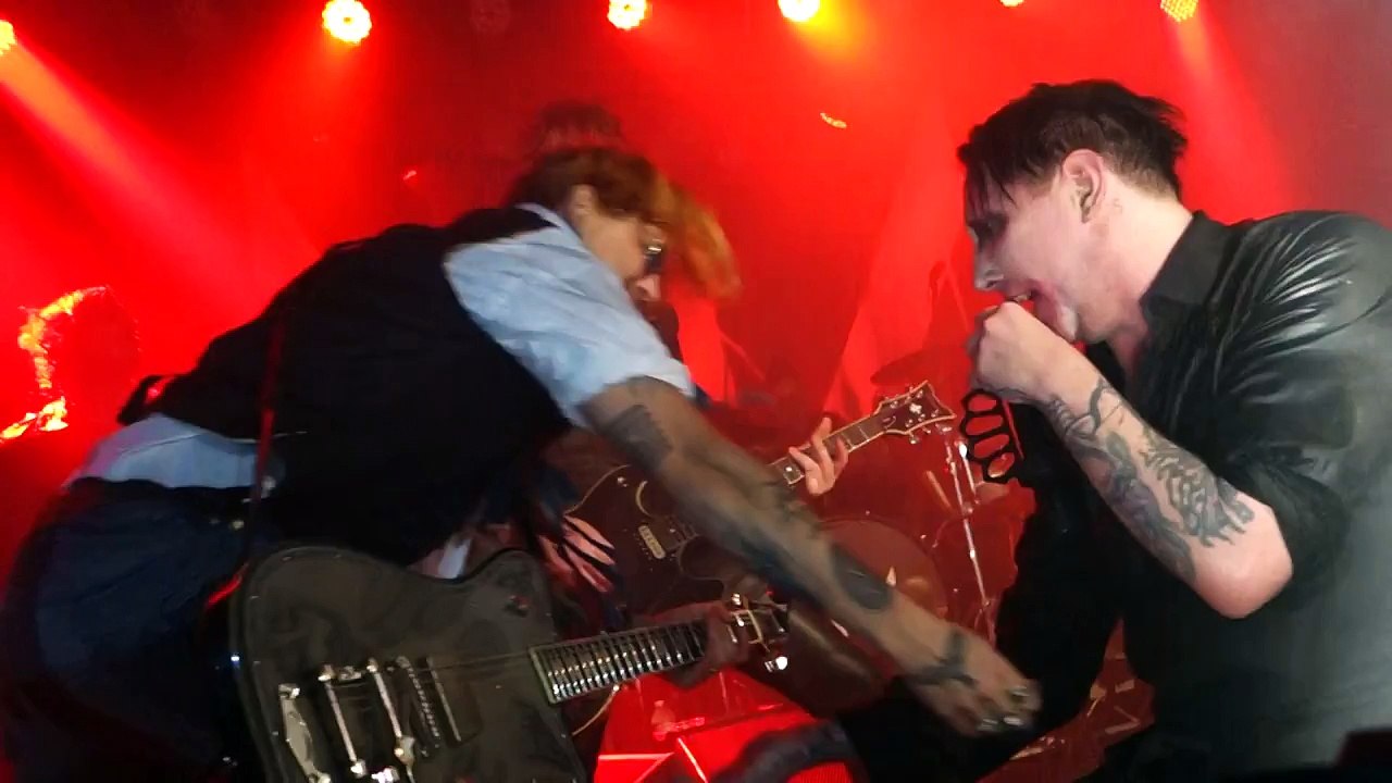 Johnny Depp joue au concert de Marilyn Manson "The Beautiful People"