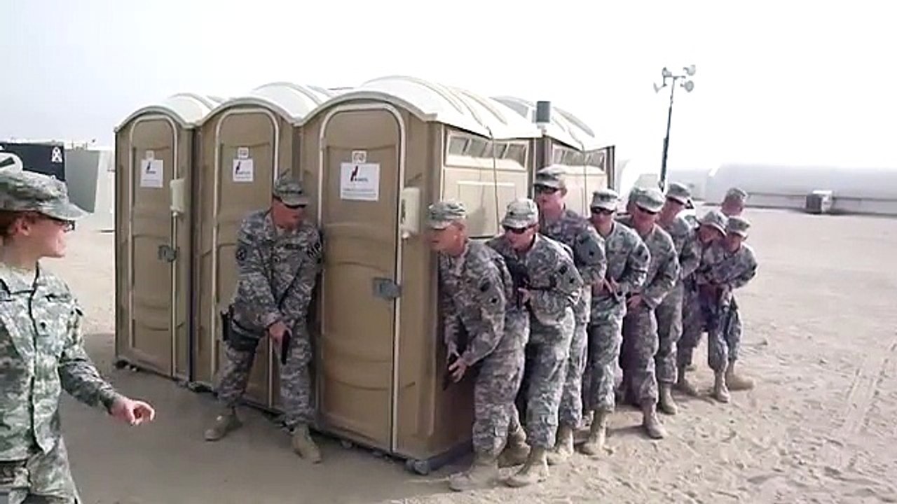Combien peut-on mettre de soldats dans des toilettes mobiles