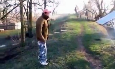 Un idiot plonge dans un lac gelé