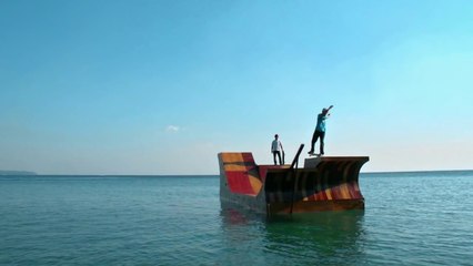 Bob Burnsquit skate sur une rampe au milieu de l'océan