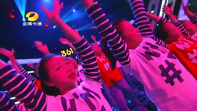 5 ans elle chante You raise me up et bluffe le jury