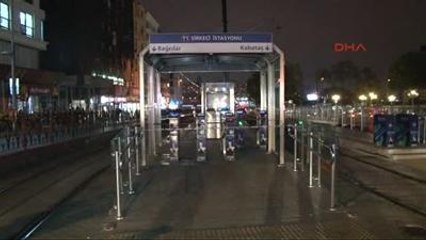 Tramvay Yoluna Ağaç Devrilince Seferler Durduruldu