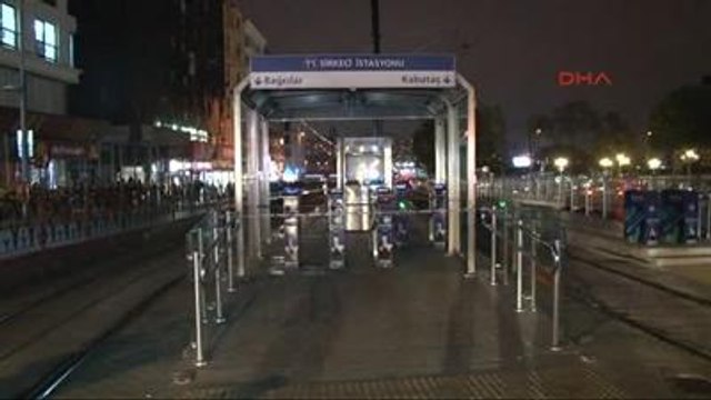 Tramvay Yoluna Ağaç Devrilince Seferler Durduruldu