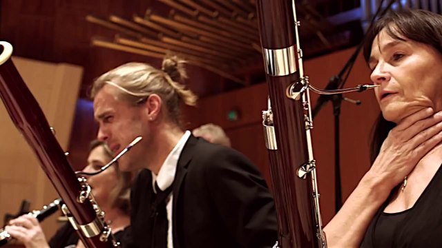 Un orchestre joue après avoir mangé les piments !