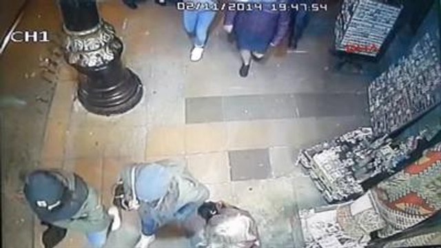 Yaşlı Çınar Ağacı Tramvay Yoluna Devrildi; 3 Yaralı