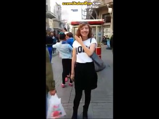 Taksimde Eşofman İndiren Kızlar