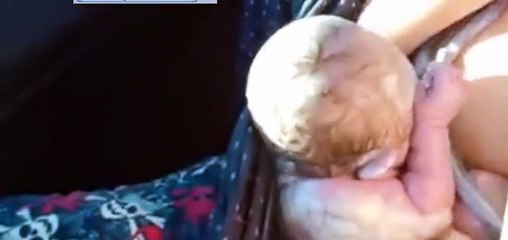 Une femme accouche dans sa voiture !