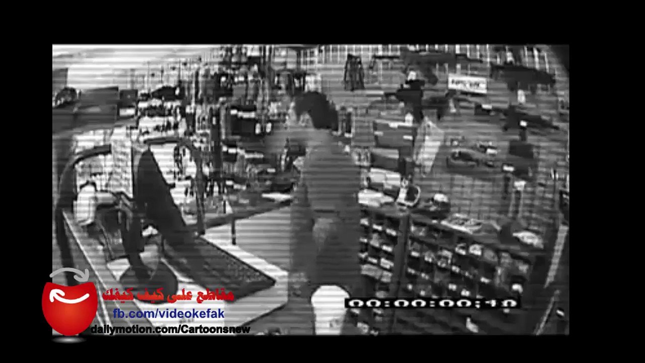 كلب ينقذ صاحبه من اعتداء مسلح وسرقة متجر اجهزة موبايل والغريب ردة فعل الكلب وماذا فعل !!؟؟