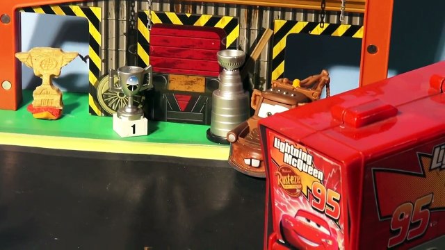 Pixar Cars Lightning McQueen and Disney Queen Elsa in a Photo Shoot with Mater and Olaf lol