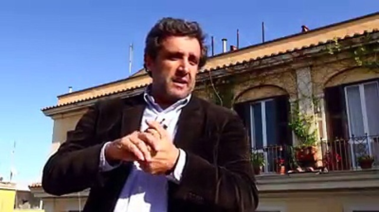 Flavio Insinna presenta il suo primo romanzo "La Macchina della felicità"