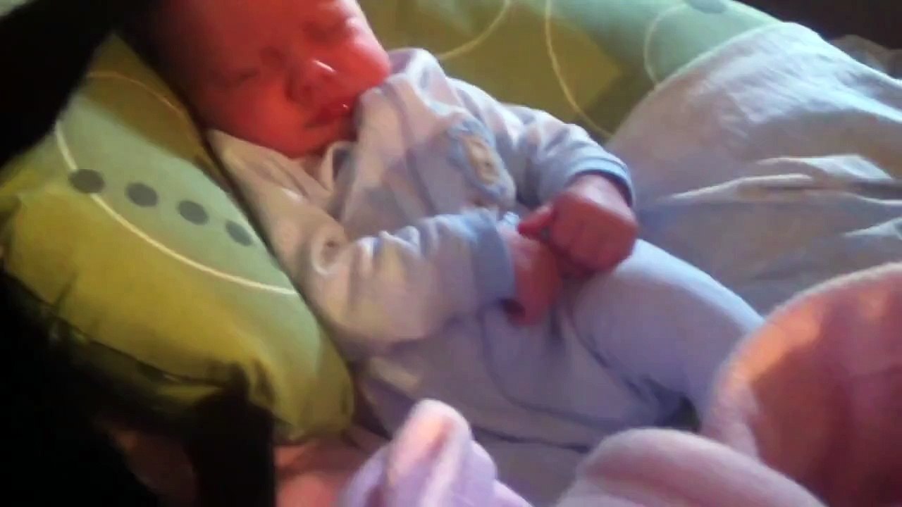 Ce chat parvient à calmer ce bébé qui ne cesse de pleurer !