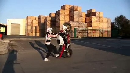 Motorsiklet ile süper şov yapan süper kız