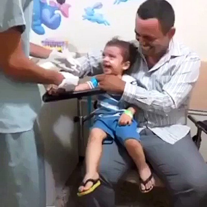 AMAZING KID SMILING WHILE DOC GIVING INJECTION