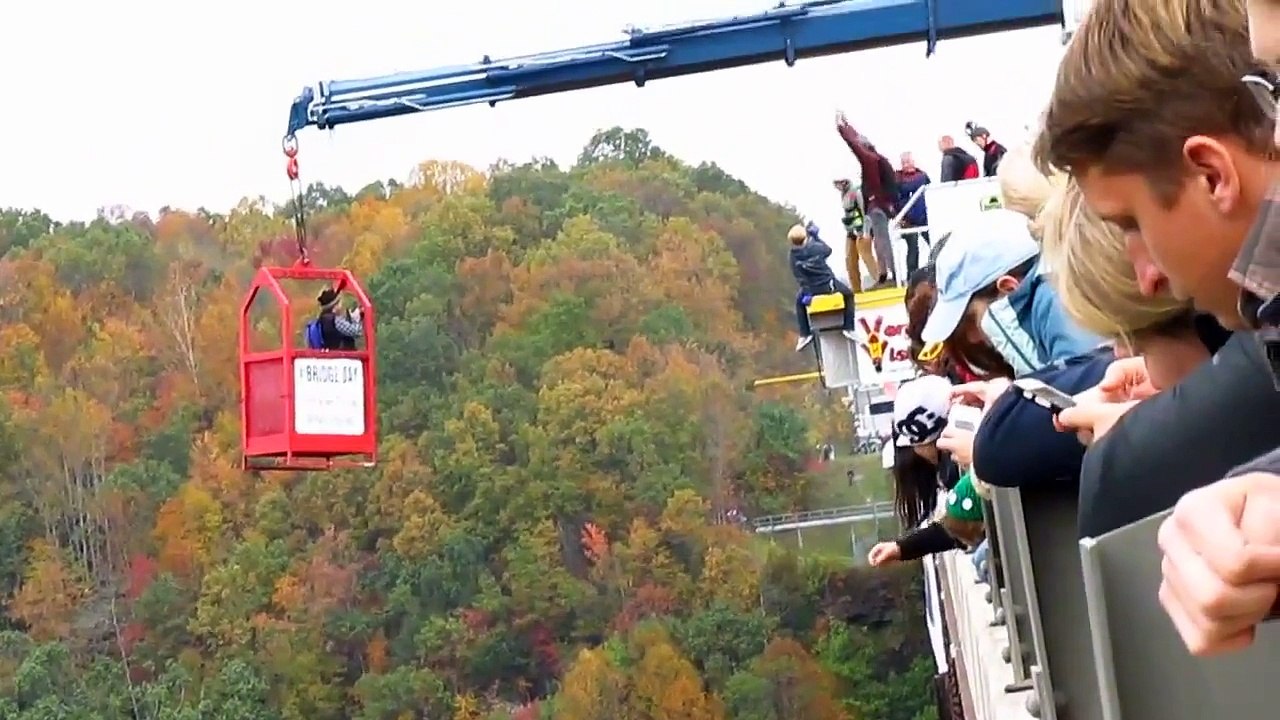 Un base-jumper glisse d'un pont