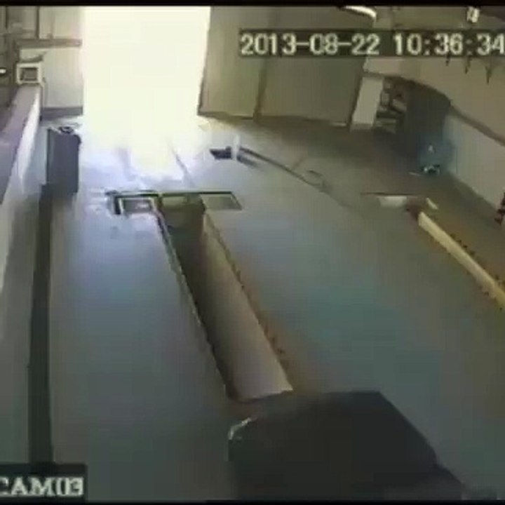 Araba kanalına düşen adam