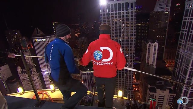 Nik Wallenda relie des gratte-ciel de Chicago