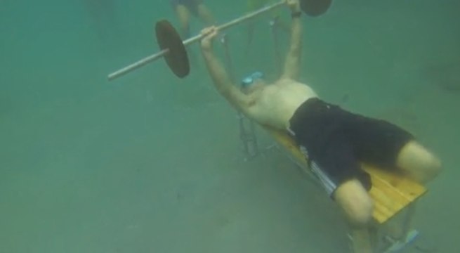 Record du monde 2014 de développé couché en apnée