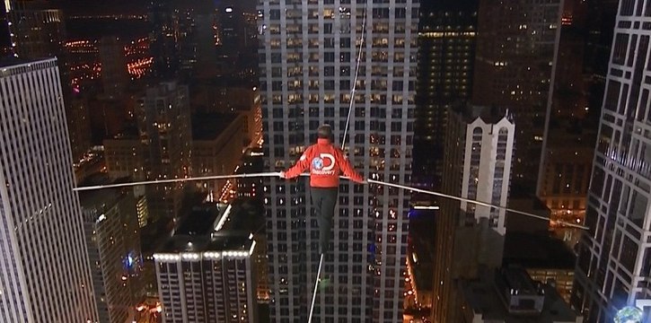 Le cascadeur de l'extrême, Nik Wallenda, bat deux records du monde
