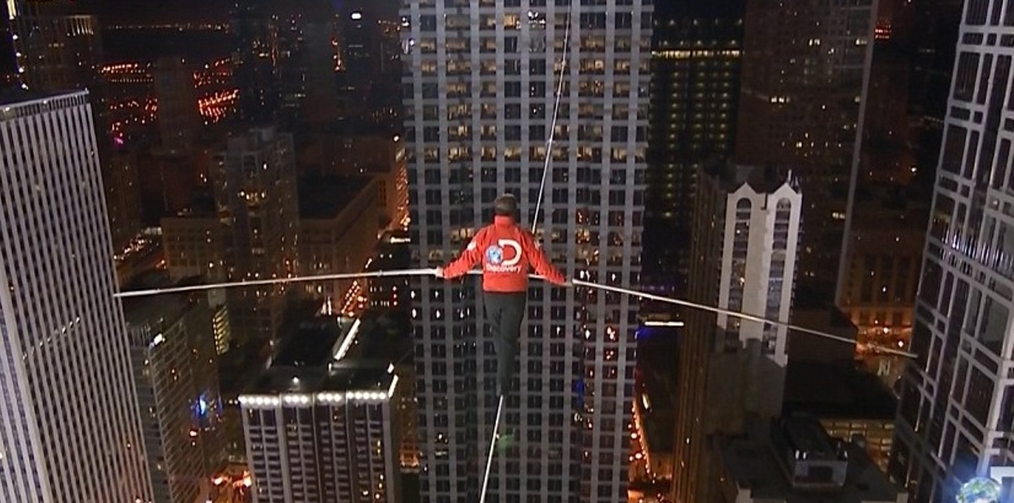 Le cascadeur de l'extrême, Nik Wallenda, bat deux records du monde