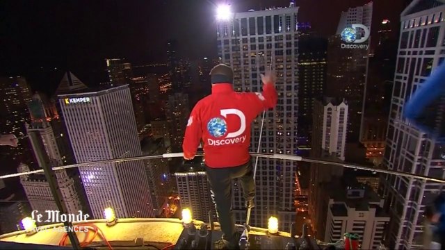 Le funambule Nik Wallenda relie des immeubles de Chicago sur un fil