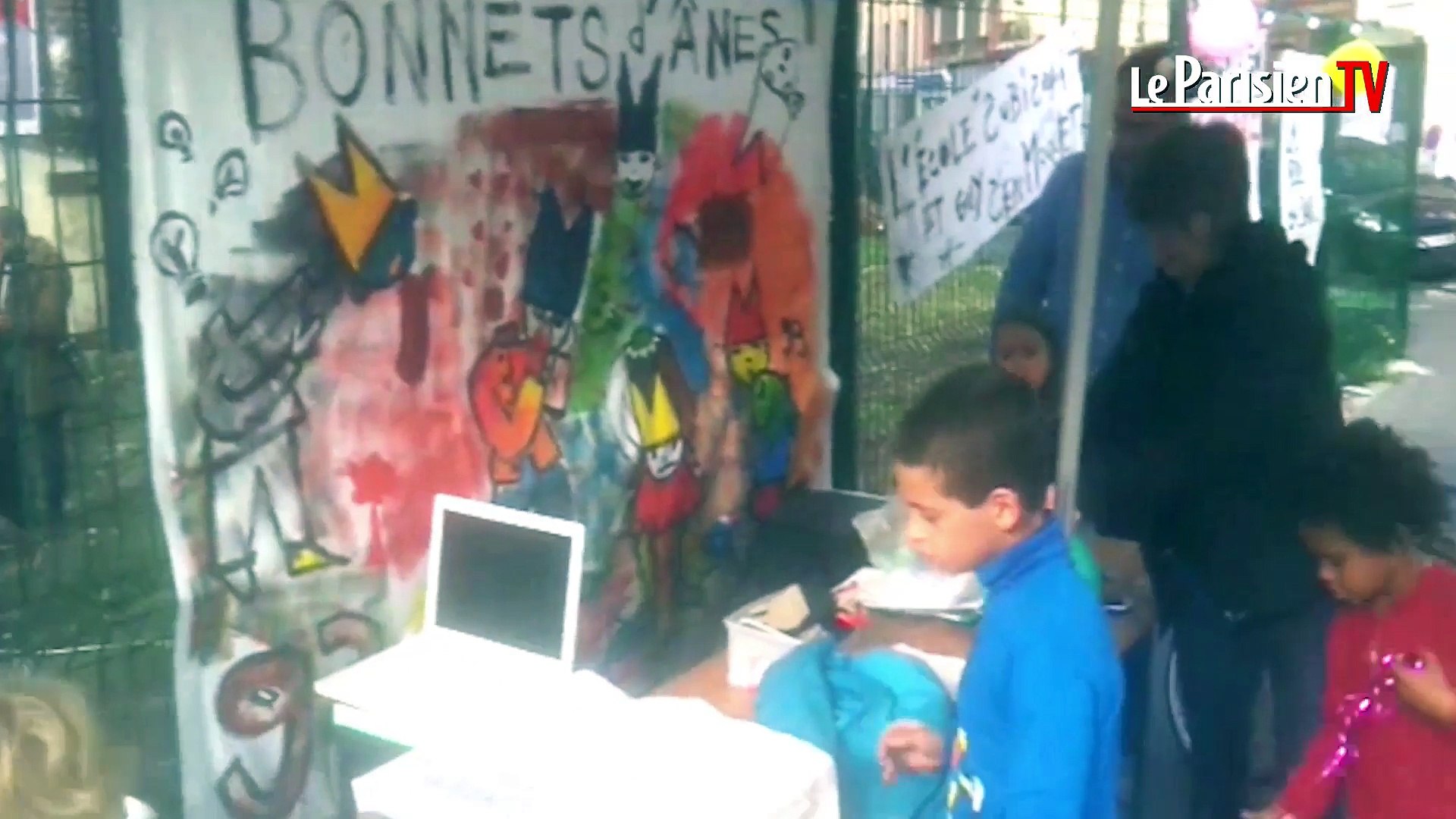 Des parents en colère créent le ministère des bonnets d'âne à Saint-Denis -  Vidéo Dailymotion