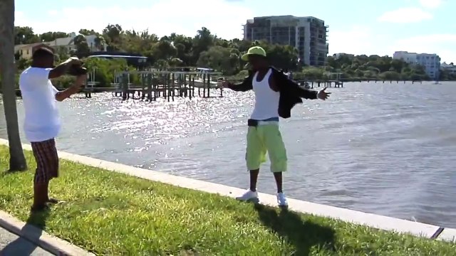 Plouf ! Un rappeur qui finit à l'eau