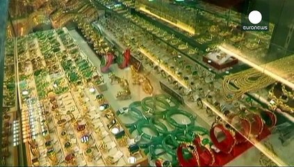 L'once d'or descend à un plus bas de quatre ans par rapport au dollar