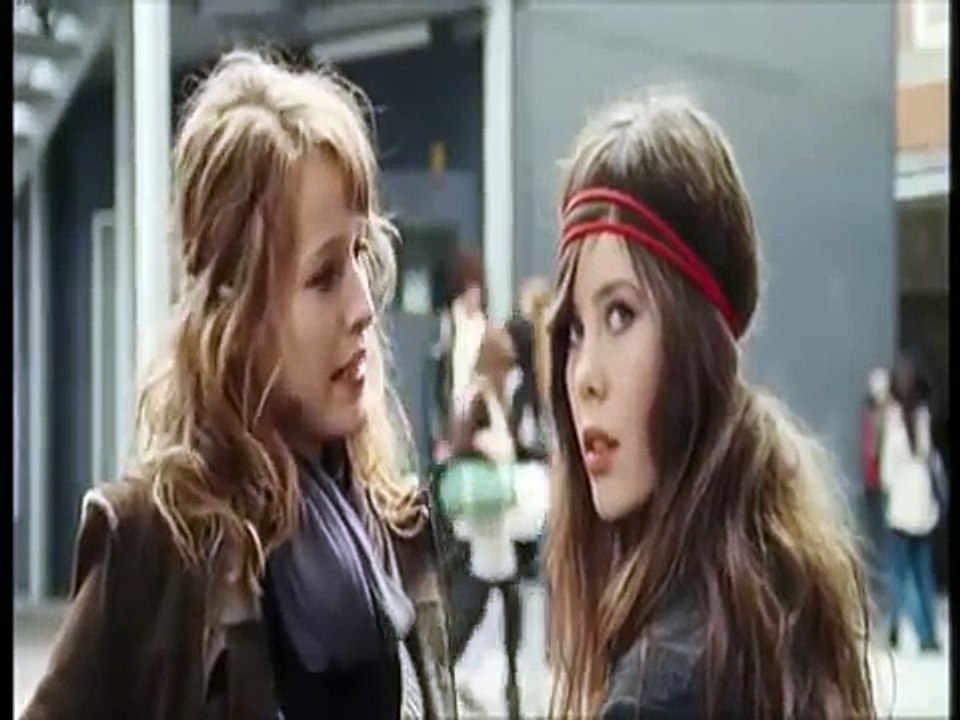 LOL (Laughing Out Loud) / LOL (2009) - Trailer English Subs