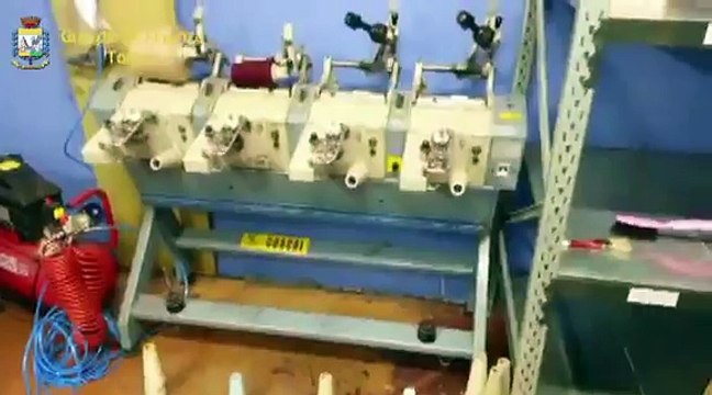 Torino - scoperta fabbrica di falso cashmere, sequestrati 150mila articoli