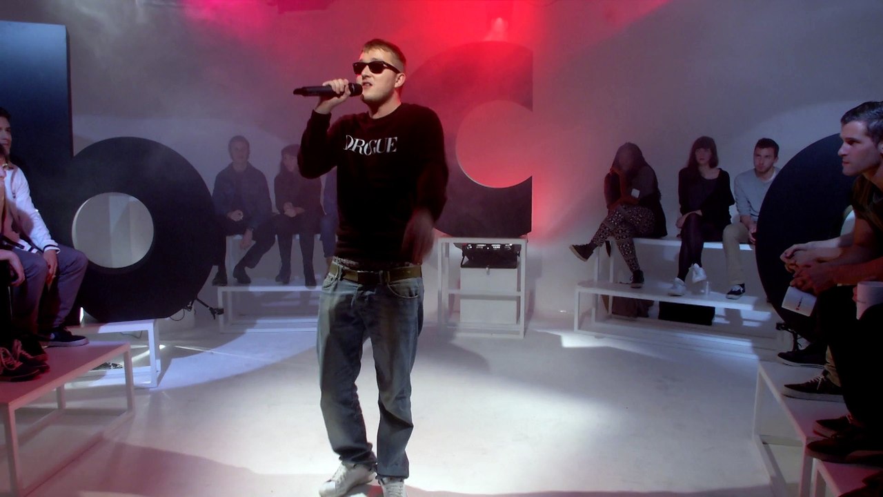 Vald joue "Par Toutatis" en live