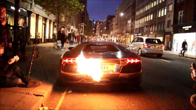 Lamborghini Aventador en feu