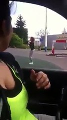 Une fille s'asseoit sur le capot d'une voiture en marche et se fait ejecter