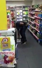 Un voleur bourré essaye d'être discret dans un magasin