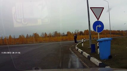 Un homme vole à travers son pare brise après un violent accident