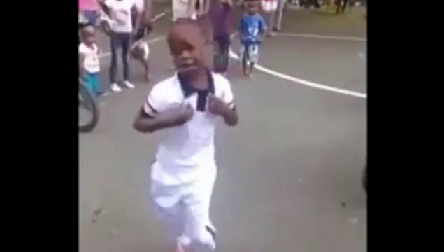¡Cómo baila este niño el Ras Tas Tas!