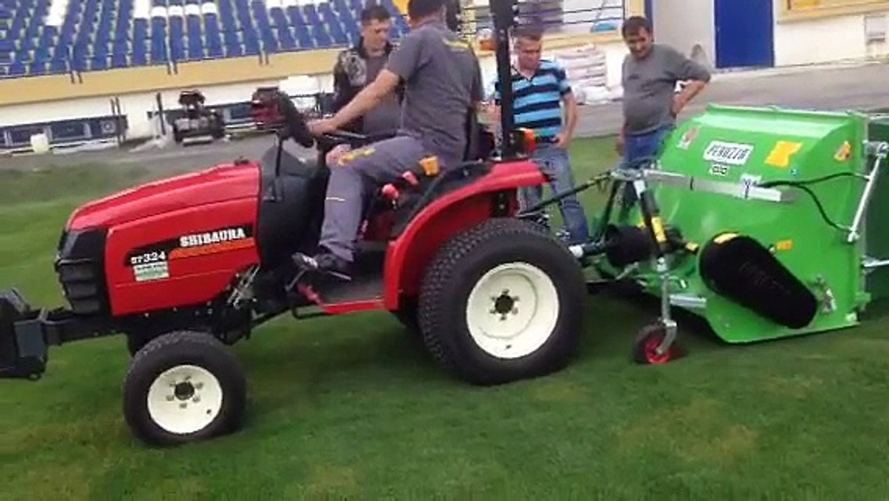 Shibaura St 24 Çim Bakım Traktörü ve Peruzzo 1200 Çim Biçme ve Çim Havalandırma Makinesi