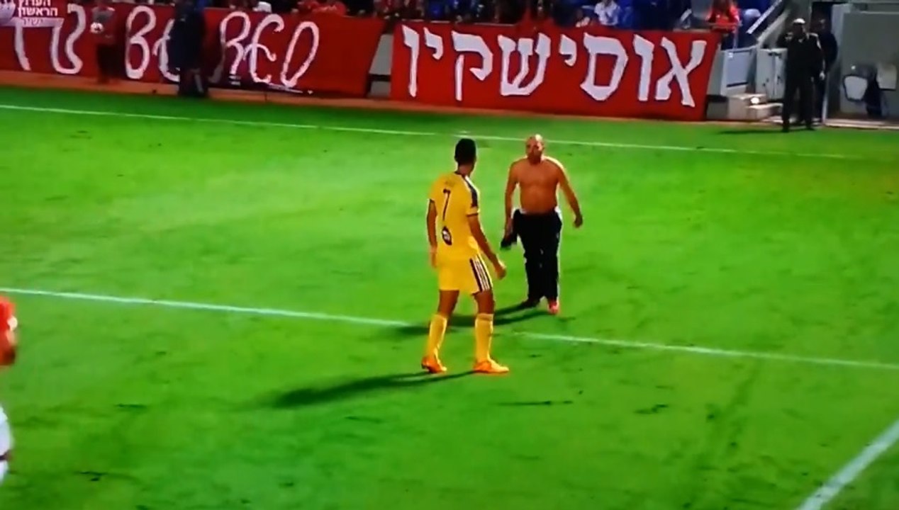 Eran Zehavi frappe un supporter entré sur le terrain pour l'agresser