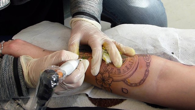 1ère séance de tatouage pour Ophélie, montre et fleurs de cerisier, by Syltattoo.