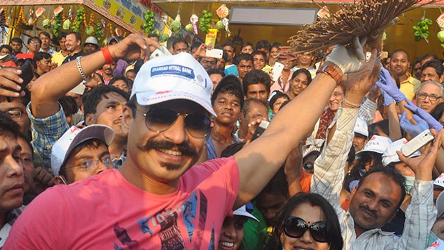 Vivek Oberoi Cleans Juhu Beach For Swachh Bharat Campaign