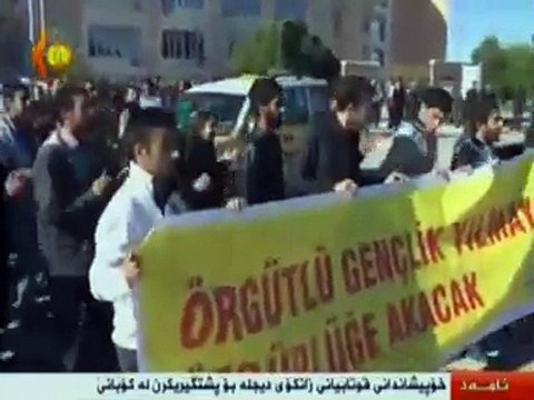 Kobanî. Li Amedê xwendekarin Zanîngeha Dicleyê ji bo hevalên xwe yên girtî çalakî li dar xistin.