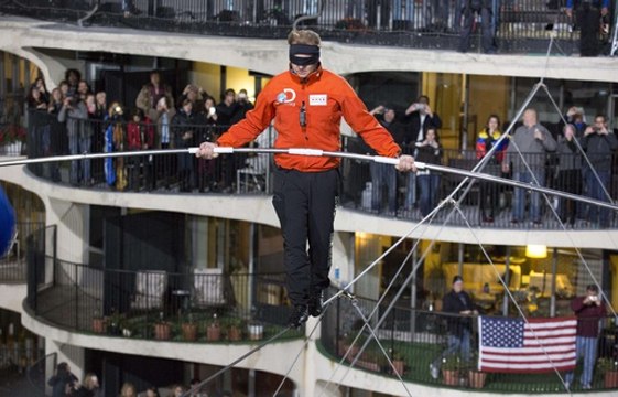 Un funambule rallie deux gratte-ciel les yeux bandés à 180 mètres de haut