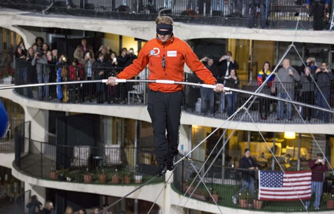 Un funambule rallie deux gratte-ciel les yeux bandés à 180 mètres de haut
