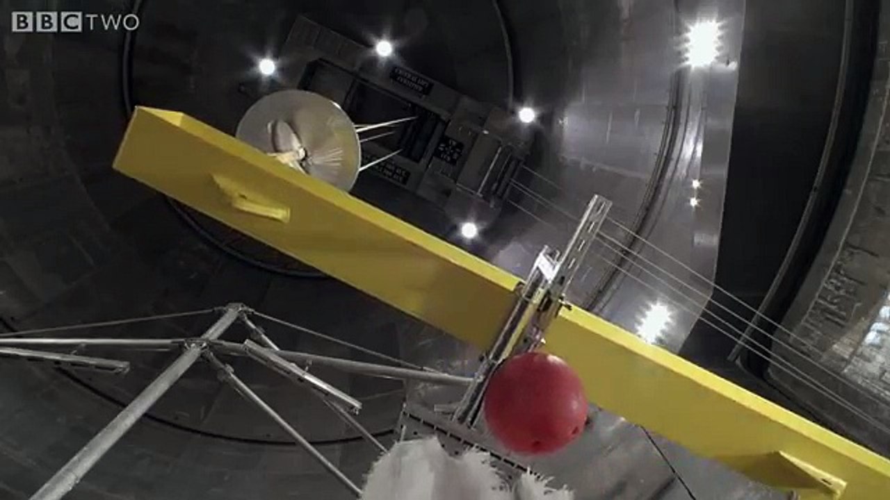 Gravité : la boule de bowling ou la plume tombe le plus vite dans le vide ?