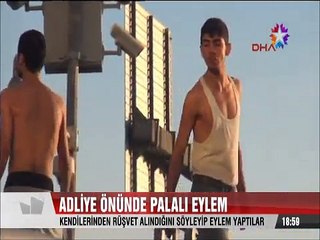 Kendilerinden rüşvet alındığını söyleyip adliye önünde palalı eylem yaptılar